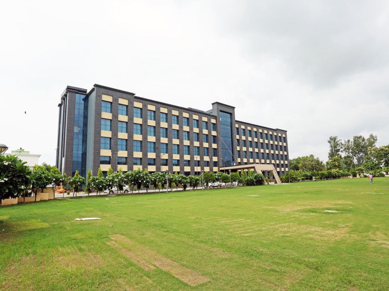 Golden Blossom Imperial Resorts Lucknow Eksteriør billede