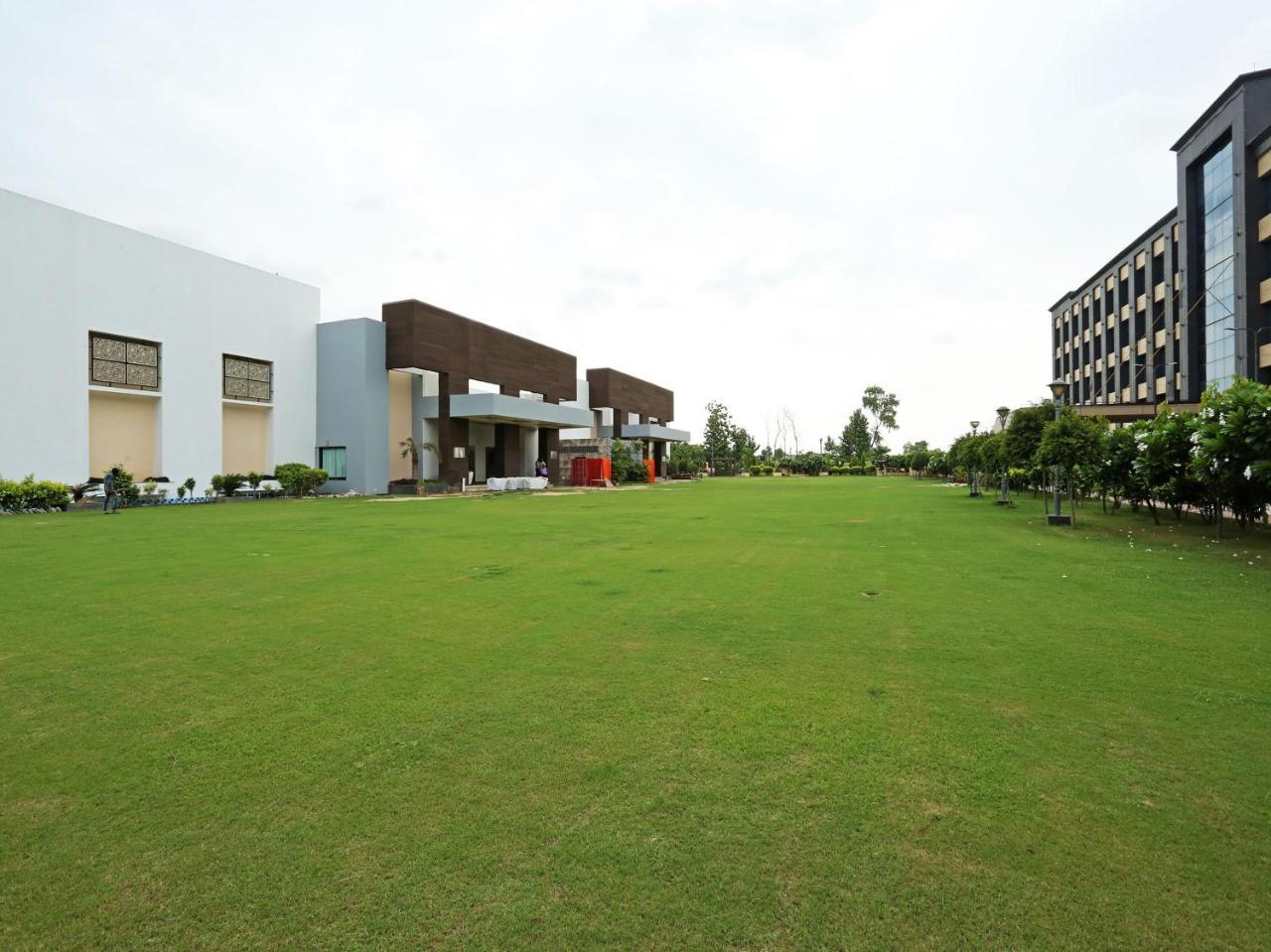 Golden Blossom Imperial Resorts Lucknow Eksteriør billede