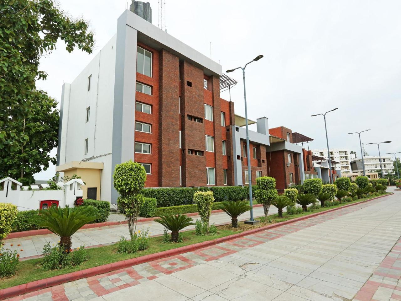 Golden Blossom Imperial Resorts Lucknow Eksteriør billede